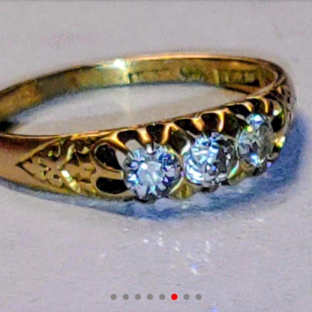 18k. Yellow Gold Ring with Three High Grade Dimonds (J & M) Lucky Ring. Size: 7